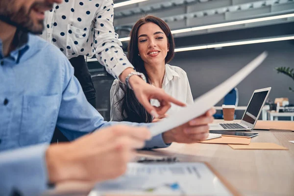 Zespół korporacyjny analizujący dane na ekranie