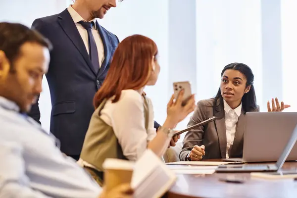 Panel analityczny z wykresami finansowymi